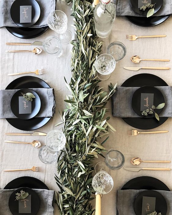 The Lavender Daily -Holiday Tablescape Ideas